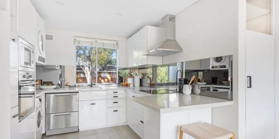 Top Floor Apartment Embracing Tranquil Leafy Vista - Entrance via Glen Avenue - Photo 3