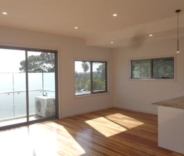 Walk To All Local Amenities - Stunning Two Bedroom Apartment - Photo 3