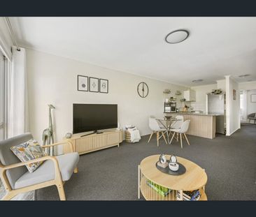 Stylish Top-Floor Inner City Living – Fully Furnished & Ready to Mo... - Photo 4