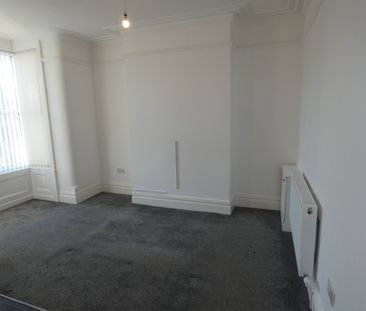 Holmfield Road Flat 2 - Photo 4