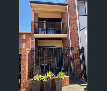 FABULOUS FULLY FURNISHED APARTMENT IN PRIME NORTH ADELAIDE LOCATION - Photo 1