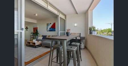 SPACIOUS 1 BED APARTMENT - Photo 2