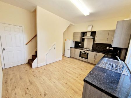 2 bedroom end of terrace house to rent - Photo 2