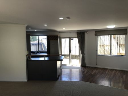 Check out this great three bedroom townhouse! - Photo 2