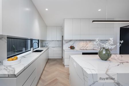 Luxury & New In Greenvale! - Photo 4