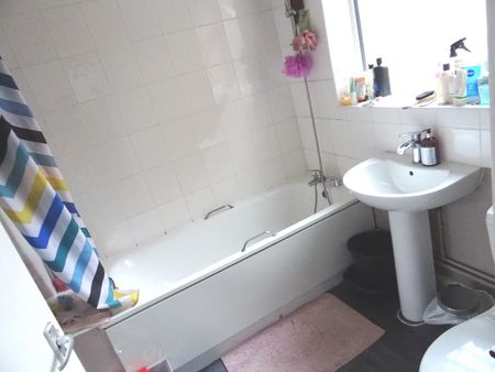 4 bedroom terraced house to rent - Photo 4