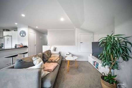 Fully furnished sunny, modern house - Photo 2