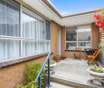 Newly Renovated Comfort in the Heart of Oakleigh Convenience - Photo 2