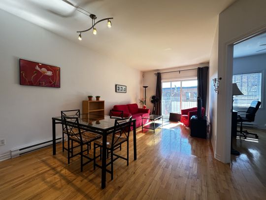 Superbe condo de 1000 p.c. avec 1 chambre et 1 bureau, offert en location complètement meublé, situé dans le secteur du marché Atwater. - Photo 1