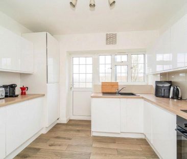 3 bedroom flat to rent - Photo 6