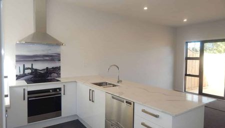 House close to the shop - Photo 5