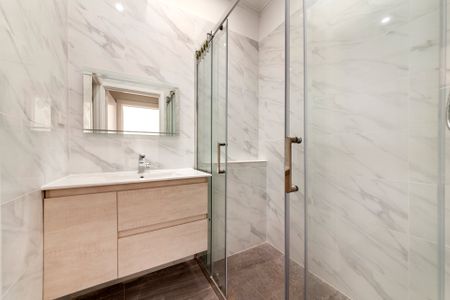 Huge Six bedroom House! - Photo 5