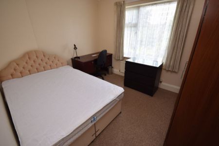 4 Bedroom House To Rent in Ensbury Park - £1,840 pcm Tenancy Info - Photo 4