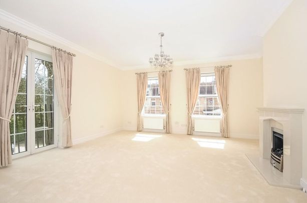 Available to rent is this two bedroom apartment in Ascot. - Photo 1