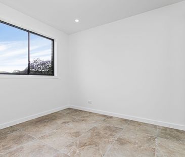 Brand New 5 Bedroom Family Home Offering Space, Style and Effortles... - Photo 6