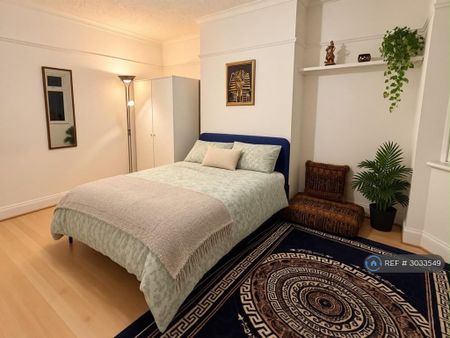 3 bedroom flat to rent - Photo 4