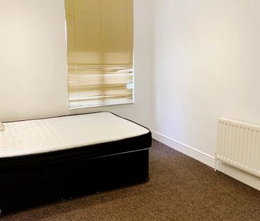 8 bedroom terraced house to rent - Photo 1