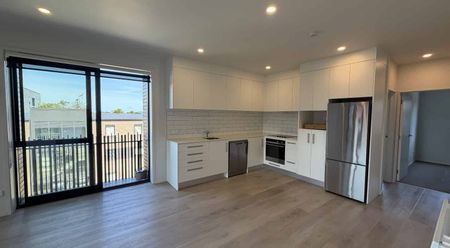 Apartment living in Northcote - Photo 3