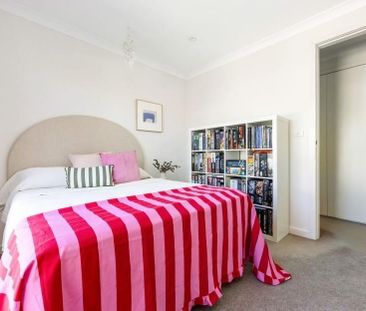 Stunning 4-Bedroom Family Home with Pool – Walk to Coogee Beach - Photo 5