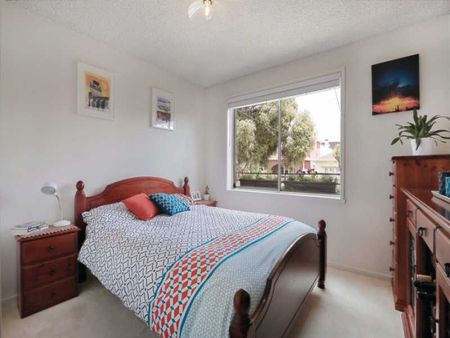 PERFECT LOCATION ON RICHMOND HILL, WELL PRESENTED 2 BEDROOM APARTMENT WITH OFF STREET PARKING! - Photo 3