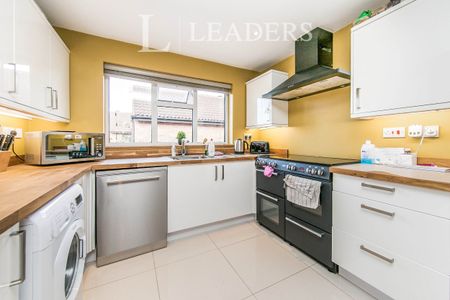 3 bedroom bungalow to rent Stanmore Close, Clacton-on-Sea, CO16 - Photo 4