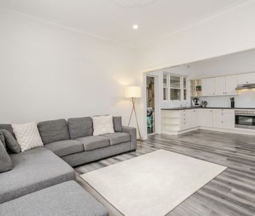 Three Bedroom Art Deco Modernised Home - Photo 4