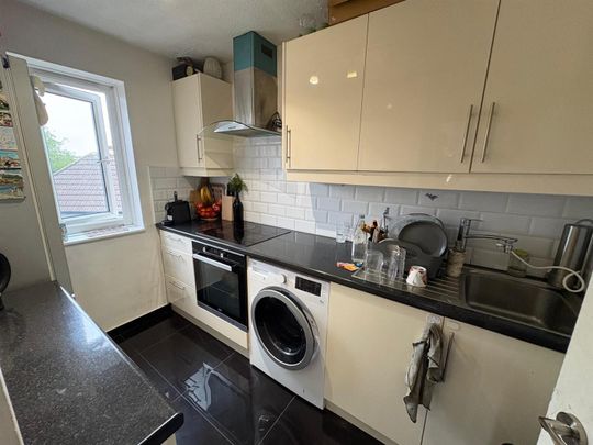2 bed flat to rent in Charles Crescent, Harrow, HA1 - Photo 1