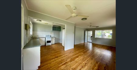 Central home with a deck! - Photo 2