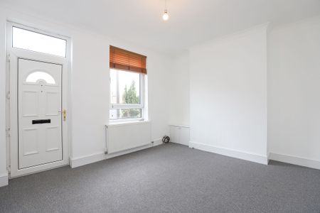 2 bedroom Terraced House to rent - Photo 3