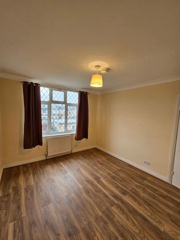 4 Bed Terraced House, Sandringham Road, IG11 - Photo 2