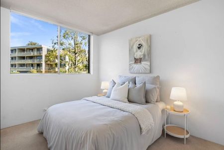 Stunning Waterfront Apartment with Panoramic Bay Views - Photo 5