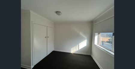 Beautifully Renovated Apartment – Walk to the Beach - Photo 4