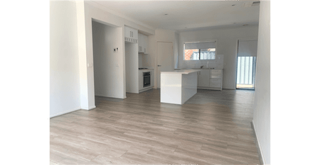 Stunning 4-Bedroom Family Home in Roxburgh Park - Photo 3