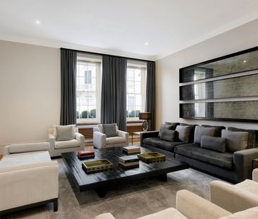 Elegantly renovated six-bedroom townhouse in the heart of Belgravia - Photo 3