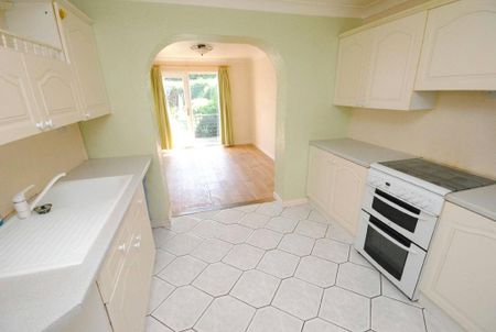 3 bedroom semi-detached house to rent - Photo 4