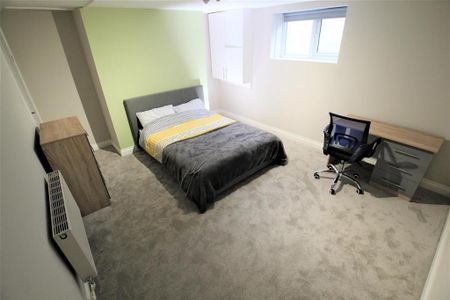 1 bedroom in a house share to rent - Photo 2