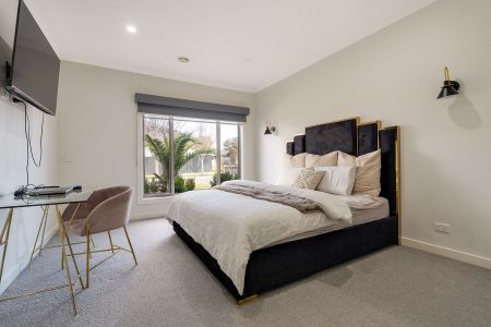 Modern Family Home - Photo 2