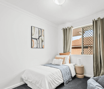 Modern & Convenient Living: 3-Bedroom Home in Queens Park! - Photo 4