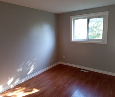For Lease - 123 Mooregate Crescent, Kitchener, Ontario - Photo 2