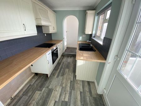 3 bedroom end of terrace house to rent - Photo 3