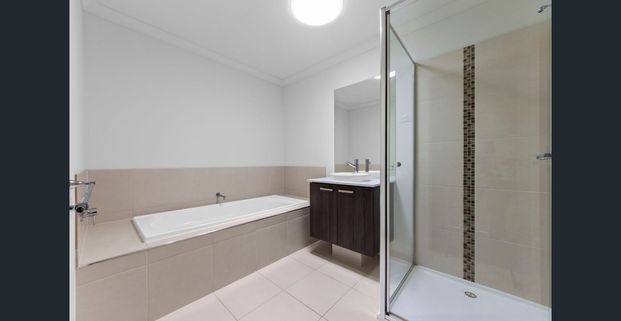 Spacious townhouse great location walking to train station - Photo 1