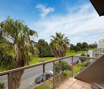 STUDIO APARTMENT WITH STUNNING BAY VIEWS - Photo 2