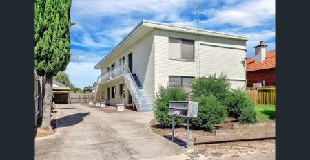 Light-Filled First-Floor Apartment - Photo 5