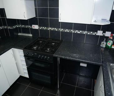 2 bedroom end of terrace house to rent - Photo 3