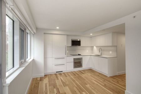 3460 Peel Street - Photo 2
