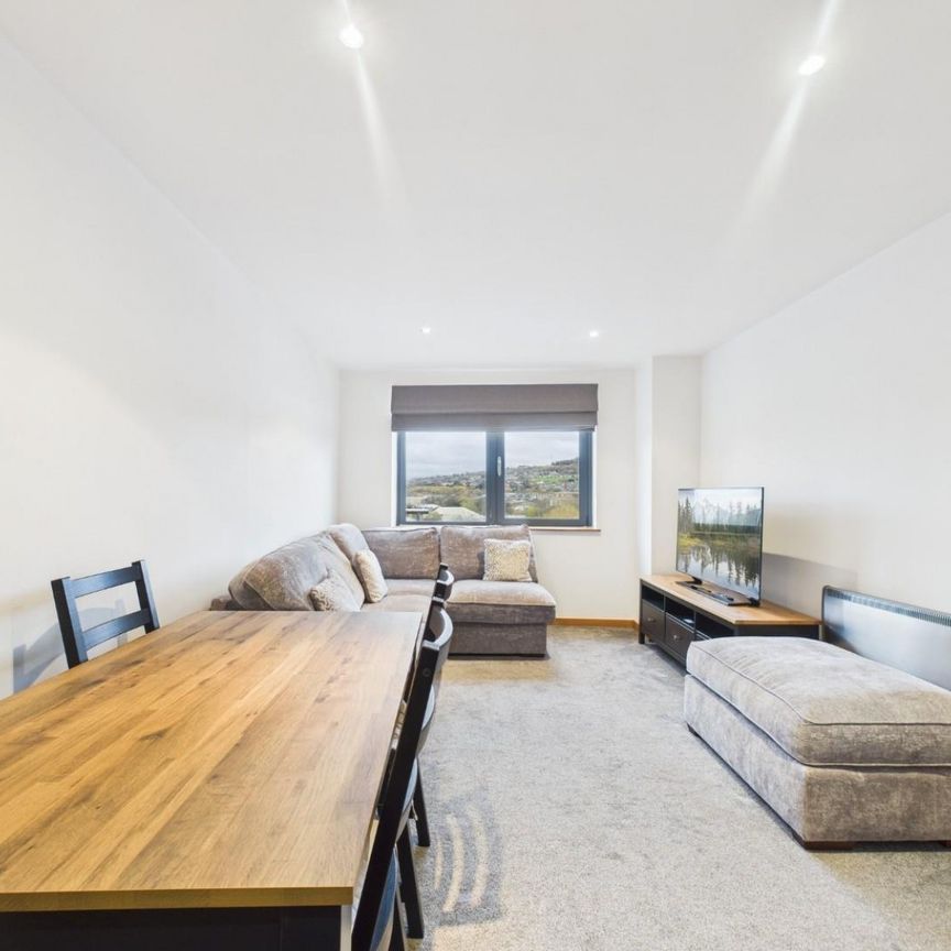 2 bedroom Flat To Let - Photo 1