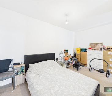 London Road, Lowfield Heath - Photo 3