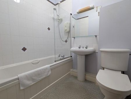 2 bedroom flat to rent - Photo 5