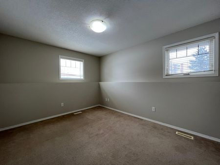 Fabulous Tri-Plex in Lacombe!! - Photo 2