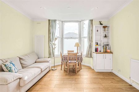 A charming raised ground floor apartment with a modern eat-in kitchen and recently refurbished bathrooms. - Photo 2
